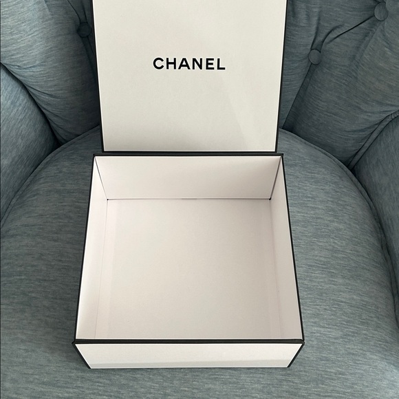 Chanel Gift Box - Picture 3 of 3